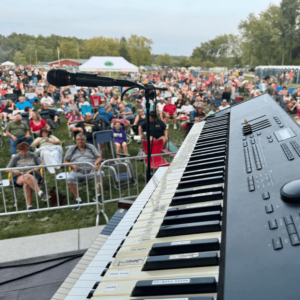 sharp angle keyboard with audience in background